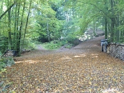 Le premier grand carrefour avec à droite le chemin menant vers le dessus de la Grange Puton et à gauche le sentier menant vers le sommet